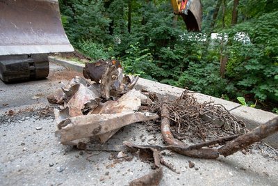 Das Ergebnis der Grabung an der Hainstraße. Statt einer Bombe fördert der Bagger vor allem Metallschrott zutage: ein verrostetes Stück Wasserleitung und die Überreste eines Topfes. 
