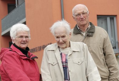 Maria Rehn (Mitte) fühlt sich von Brigitte und Lothar Böttcher gut betreut. So schätzt die 86-jährige Geringswalderin die Begleitung der Ehrenamtlichen bei Spaziergängen. 