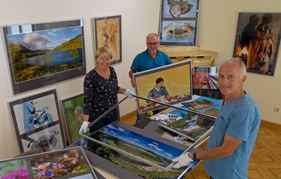 Sabine Teufl, Stephan Teppner und Ludwig Neumann (von links) bei der Vorbereitung der Ausstellung des Fotoclubs Oelsnitz in der Lugauer Facius-Villa. 