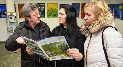 Ab nächster Woche ist das nicht mehr möglich: Annegret Klemm (Mitte), Mitarbeiterin in der Touristinformation im Zoephelschen Haus in Oelsnitz, berät Brigitte Hendel und Gerd Prochaska. 