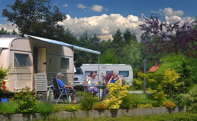 Camper aus Bad Homburg (Hessen) genießen auf dem Waldcampingplatz Erzgebirgsblick auf der Dittersdorfer Höhe derzeit die Natur sowie die familiäre Atmosphäre und die gepflegte Anlage. Klaus Günter (r.) ist gebürtiger Thumer. Deshalb zieht es ihn regelmäßig in seine alte Heimat.