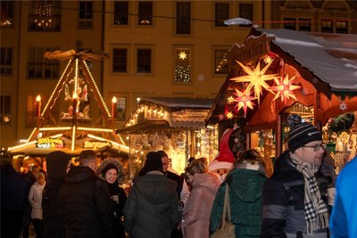 Eröffnung des Weihnachtsmarktes im vergangenen Jahr: Wie im Advent 2023 werden die Buden auch dieses Jahr in der Zeit zwischen 11 und 20 Uhr geöffnet sein.