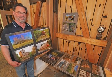 Udo Seltmann von den Freiberger Fotofreunden bringt die Fotos für die Ausstellung ins Schachthaus des VII. Lichtlochs in Halsbrücke. 