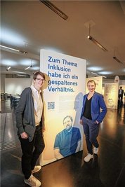Susanne Rößner und Heike Engelien vom Inklusionsnetzwerk Sachsen präsentieren die Wanderausstellung "Weil Vielfalt fetzt" im Smac.