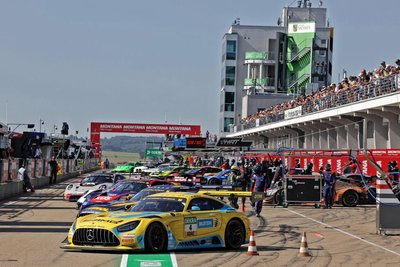Schon zum Auftakt erweist sich die DTM als Zuschauermagnet. Beim ersten freien Training am späten Freitagvormittag war das Boxendach bis auf den letzten Platz gefüllt.