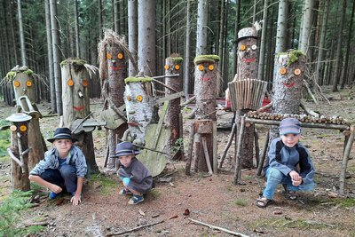 Die Enkel von Gisela Hadlich kommen gerne an den Holzfiguren vorbei, um nachzusehen, ob nette Wanderer den Musikanten einen kleinen Obolus auf die Köpfe gelegt haben.