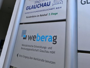 Das Firmenschild der Glauchauer Wirtschaftsförderungsgesellschaft Weberag am Ratshof. 