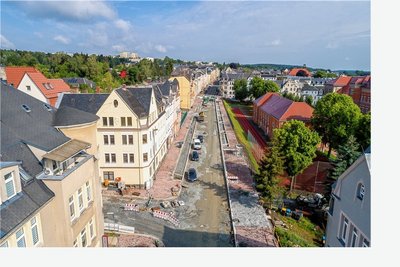 Bis zum Sommer 2020 wurde die Kaiserstraße von Auerbach in zwei Bauabschnitten saniert. Das war ein erster Schritt zur Aufwertung des Stadtbereiches. Jetzt sollen Pläne erarbeitet werden, wie Gebäude an der Straße saniert und genutzt werden können. 