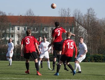 Ist Lok Zwickau (rote Trikots) am Sonntag auch im Derby obenauf? Das Foto entstand beim letzten Test-Heimspiel gegen Lößnitz. 