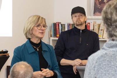Bürgermeisterin Silke Franzl, hier mit Künstler Michael Knauth, hat Anzeige erstattet.