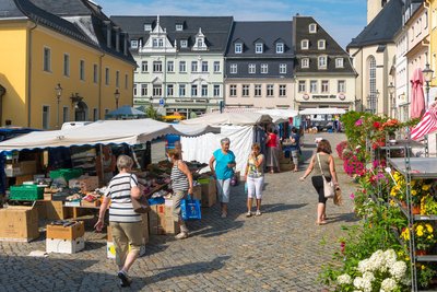 Der Zschopauer Wochenmarkt in der Durchfahrt – hier eine Aufnahme vom August 2020 – wurde aus Gründen der Verkehrssicherheit kritisch gesehen.
