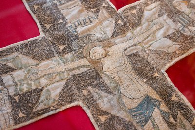 Mit dem „Kaselkreuz“ ist auch ein textiles Werk aus Zwickau gekommen.