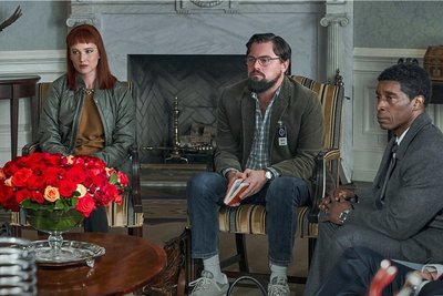 Bedröppelt vor einer ignoranten Regierung: Jennifer Lawrence, Leonardo DiCaprio und Rob Morgan als warnende Wissenschaftler in der Netflix-Komödie "Don't Look Up". 