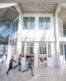Das "Netzwerk", ein früheres Autohaus, soll Zentrum des Dorflebens und Domizil des Dorfmanagers werden. Einen Vorgeschmack auf die Belebung gab es kürzlich, als hier ein Projekt für Grundschüler stattfand. 