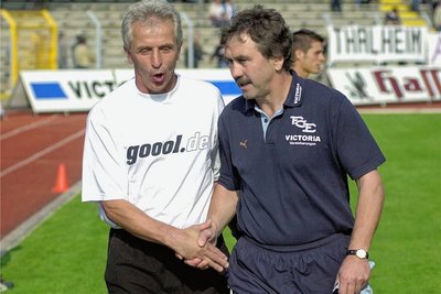 Gute Freunde: Dynamo-Coach Christoph Franke und FCE-Trainer Gerd Schädlich im Erzgebirgsstadion im September 2002 nach dem Hinspiel, das 1:1 zu Ende ging. Im April 2003 in Dresden hatten die Auer dank eines geschichtsträchtigen Treffers von Petr Grund das bessere Ende für sich.