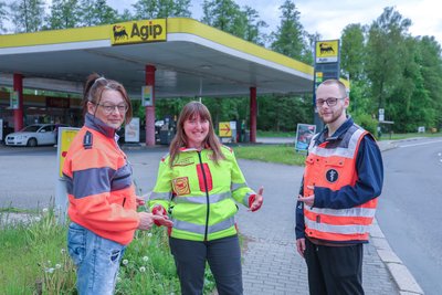 Monique Kühn, Stefanie Papendiek und Tim Kühn (von links) sind neben ihrer Arbeit an der Tankstelle ehrenamtliche Sanitäter und Hundeführer bei ASB und DRK. An der Agip wollen sie einen Defibrillator anbringen.