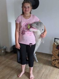 Nora Vanis ist geistig behindert. Ihre Familie setzt die Hoffnung auf eine Therapie mit Delfinen.
