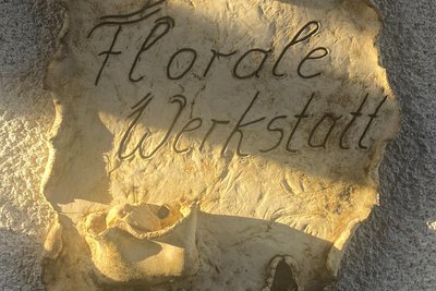 Das getöpferte Schild weist schon seit 25 Jahren auf die florale Werkstatt in der Hohen Straße 50 hin.