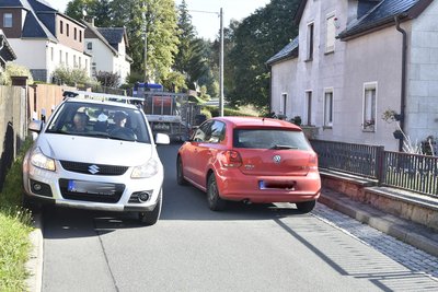 In der Ortsdurchfahrt Schönlind geht es eng zu: Die Stadt Markneukirchen will einen erneuten Anlauf für Tempo 30 im betroffenen Straßenabschnitt starten.