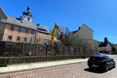 Der Zaun zum Grundstück wird weichen.