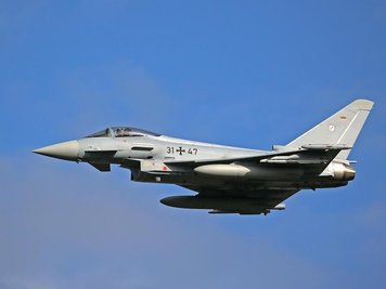 Nach Angaben der Bundeswehr übten am Donnerstagvormittag sechs Eurofighter und ein Airbus A400M im Luftraum über Westsachsen.