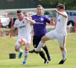 Mit Mühe: Der SV Fortuna Langenau, hier mit Frank Bernhardt (l.) und Fedor Ponomarenko, tat sich im vorletzten Heimspiel der Saison gegen Possendorf überaus schwer und rettete gerade so ein Remis. 