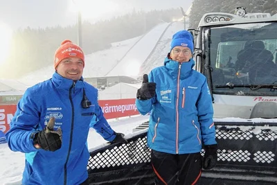 Alles im Griff: Sören Schröter (links) und Thomas Meisinger präparierten mit schwerem Gerät Schanze und Loipe. 