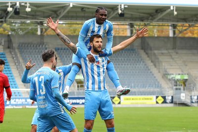 Dejan Bozic bejubelt mit Stephan Mensah auf den Schultern seine zwei Treffer, mit denen er das Spiel gegen Hertha BSC Berlin II drehte.