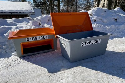 Diese Streugutkisten kennt wohl im Erzgebirge jeder. Sie sind zu haben bei VT-Erz, sowohl mit Entnahmeöffnung als auch ohne.