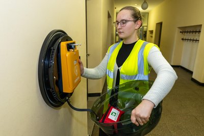 Das Pesta-Gymnasium Rodewisch schaffte sich 2023 als erste Schule im Vogtland einen Defibrilator an. Katja Gems von den Schulsanitätern zählte damals zu einer der ersten, die das Gerät bedienen konnte.