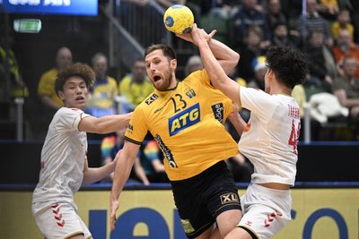 Der Schwede Albin Lagergren zwischen Japans Shin Izumoto (links) und Sota Takano während des internationalen Handballspiels zwischen Schweden und Japan in der Catena Arena in Ängelholm.