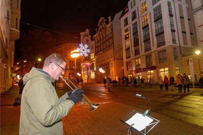 Heiko Brosig macht normalerweise auf dem Turm der Plauener Johanniskirche Musik. Am Dienstag blies er nicht aus luftiger Höhe. 