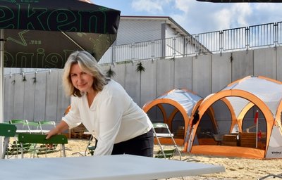 Inhaberin Mandy Hartig stellt in der neuen "Citylounge" an der Weststraße in Limbach-Oberfrohna Gartenstühle auf. In den nächsten Wochen werden ausschließlich die Plätze im Freien zum Entspannen und Feiern zur Verfügung stehen.