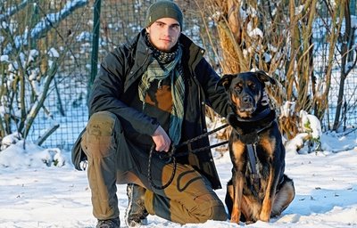 Jakob Bergmann, 20, aus Thum, ebenfalls FÖJ-Teilnehmer, mit einem seiner Schützlinge im Tierheim Langenberg.