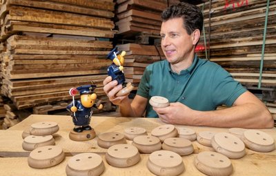 Buchenholz kostet Ringo Müller mit Beginn dieses Jahres 40 Prozent mehr. Daraus werden in seinem Seiffener Unternehmen Kleinkunst aus dem Erzgebirge Müller GmbH beispielsweise Sockel für die Räuchermannserie Müllerchen produziert, die in diesem Jahr mit dem Modell Polizist erweitert wird. 