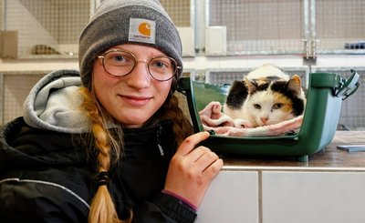 Die 17-jährige Luise Kühne aus Limbach-Oberfrohna, die im Tierheim Langenberg ein Freiwilliges Ökologisches Jahr absolviert, mit der Katze, die aus dem Motorraum eines Autos befreit wurde. 