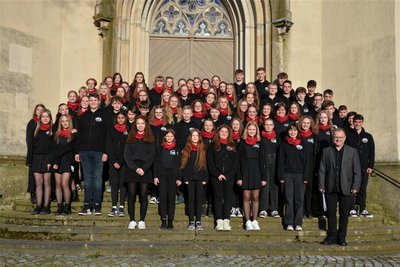 Die Mitwirkenden des Konzertes vor der Kirche in Neuhausen.