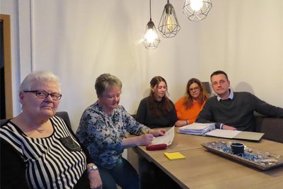 Steve Martin, seine Frau und seine Tochter, aber auch Karin Mecklenburg und Eva Quäkper (von rechts) trifft die Nachricht vom anstehenden Auszug unerwartet und hart.