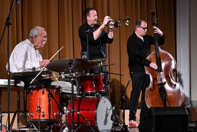 Günter "Baby" Sommer, Till Brönner und Dieter Ilg (von links) bei ihrem begeistert aufgenommenen Konzert in der bis auf den letzten Platz besetzten Stadthalle Oelsnitz.