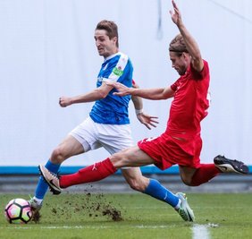 Robert Paul (rechts) - hier im Duell mit Stephan Andrist (Rostock) - spielt seit 2011 beim FSV Zwickau.