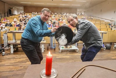  Dr. Thomas Franke (l.) und Dr. Herbert Schletter (r.) im Hörsaal der TU Chemnitz. 