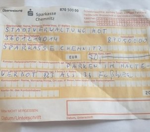 Diesen handschriftlich ausgefüllten Überweisungsschein hatte ein Autofahrer unter dem Scheibenwischer gefunden.