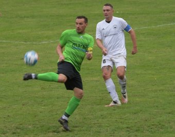 Duell der Kapitäne: Carsten Pfoh (l.) und die SpVgg spielten eine sehr gute erste Hälfte, mussten am Ende aber Toni Schmidt und seinen Lichtensteinern zum Sieg gratulieren. 
