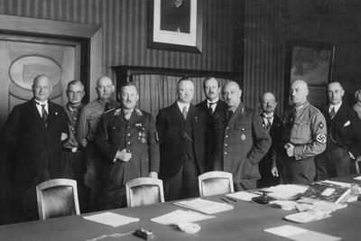 Kabinettssitzung des nationalen Ministeriums Sachsen (mit Reichsstatthalter und Gauleiter Martin Mutschmann, 5. v. links).