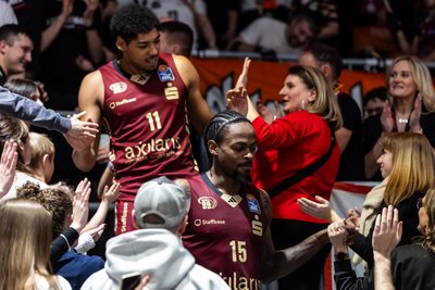 Kostja Mushidi (Nummer 11) feierte nach dem Sieg gegen Trier mit den Fans. Auch Ty Brewer (vorn) war damals noch dabei, er wechselte aber nach Russland.