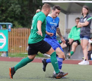 Während Sebastian Günther (l.) und Eintracht Zschopautal nach dem 3:1 in Crottendorf weiter vom Gewinn des Erzgebirgspokals träumen dürfen, ist für Blau-Weiß (mit Yannick Baumann) der Wettbewerb beendet. 