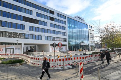 Die Bauarbeiten zur Umgestaltung des Johannisplatzes sollen im Dezember beendet werden. Ende der kommenden Woche wird die Durchfahrt des Eins-Firmensitzes wegen Asphaltierungsarbeiten für 24 Stunden maximal komplett gesperrt.