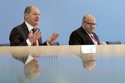 „Großzügig und unbürokratisch“: Die damaligen Bundesminister Olaf Scholz (links, SPD, Finanzen) und Peter Altmaier (CDU, Wirtschaft) im März 2020 in Berlin.