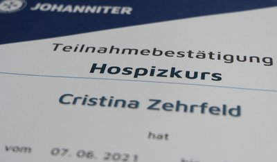 Die Teilnahmebestätigung am Ausbildungskurs zum ehrenamtlichen Hospizhelfer ist Voraussetzung, um als Sterbebegleiter zu arbeiten. Eine Verpflichtung zur Mitarbeit gibt es aber nicht.