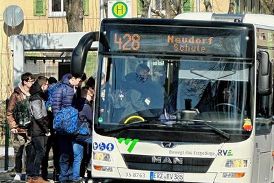 Die Fahrpläne im Erzgebirge sind überwiegend auf den Schülerverkehr ausgerichtet. 